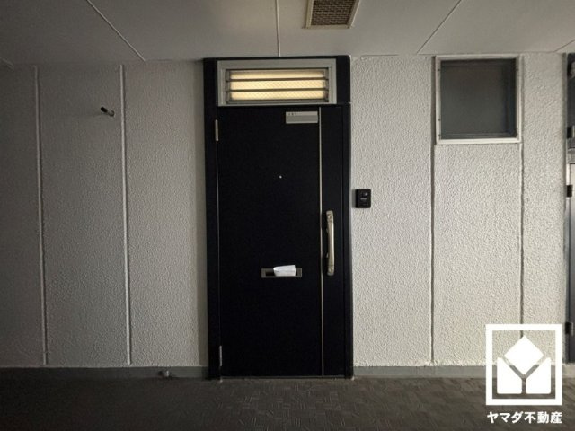 夙川第三コーポラスの玄関|シンプルで洗練された玄関デザイン。帰るたびにホッとできる、心地よい住まいの入り口。