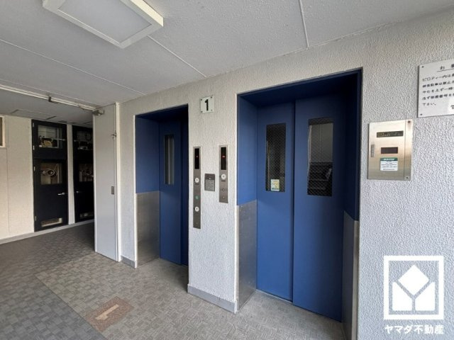 夙川第三コーポラスのその他共用部分|2基のエレベーターを設置し、待ち時間を短縮。快適な住まいへのアクセスをスムーズに。