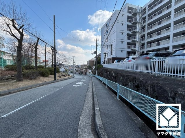 夙川第三コーポラスの周辺|敷地内に駐車場を完備。重い荷物や雨の日の移動もスムーズで、快適なカーライフを実現。空き状況等は弊社スタッフまでお気軽にお問い合わせください。