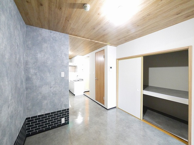 サルベージヤードの居間・リビング|こちらのリビングで趣味の時間をお楽しみください