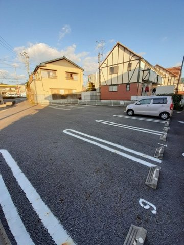 メゾン・ド・ジュネスの駐車場