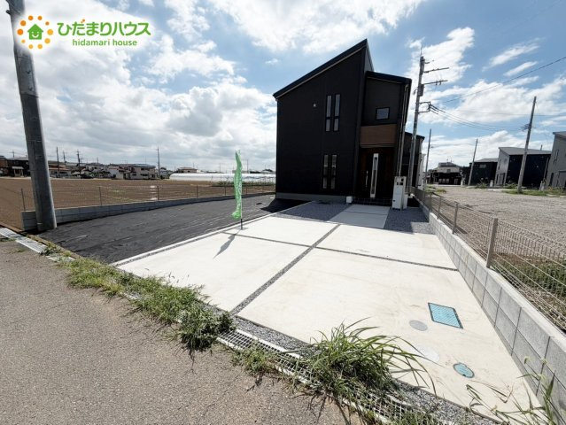 木間ヶ瀬Ⅵ（独立戸建10棟）　新築戸建　10号棟の前面道路含む現地写真|前面道路も幅が広いため車庫入れも安心です(^^)/							
