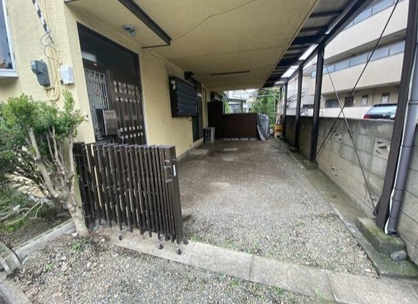 勅使河原貸家の駐車場