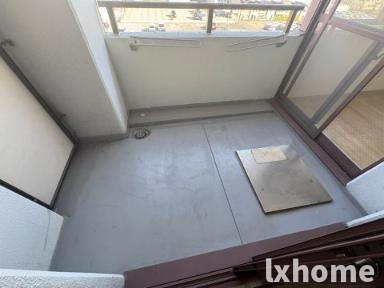 メゾン摂津のバルコニー|暖かな日差しのふりそそぐバルコニー