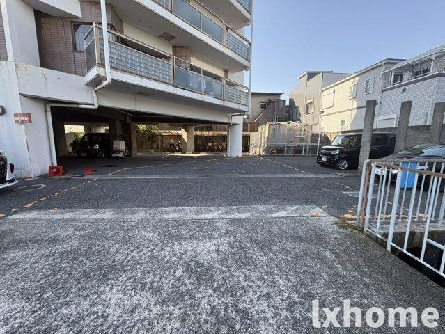 メゾン摂津の駐車場|駐車場があるので、車を買う予定の方も安心です