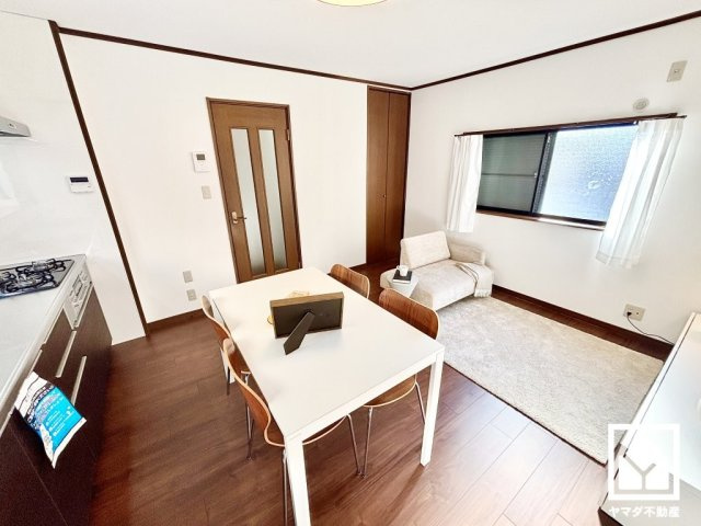 尼崎市武庫川町4丁目のその他|玄関のある東側通路は通り抜けできない袋小路になっています。車通りが少なく、小さなお子様のいるご家庭でも安心してお住まいいただける安全性の高い立地です。