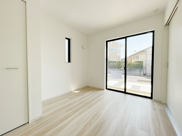 新築戸建・新築建売　郡山市富田町9期　富田小・富田中の洋室|リビング隣の洋室はゲストルームや将来の介護スペースとしても使える使いやすい一部屋！