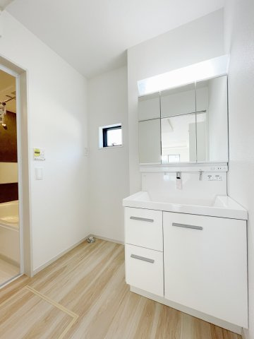 新築戸建・新築建売　郡山市富田町9期　富田小・富田中の独立洗面台|三面鏡付き洗面台の隣には洗濯機置き場も完備！