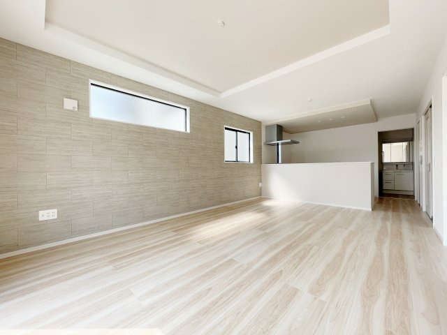 新築戸建・新築建売　郡山市富田町9期　富田小・富田中の居間・リビング|アクセントクロスがおしゃれなリビング♪