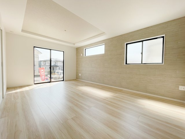 新築戸建・新築建売　郡山市富田町9期　富田小・富田中の居間・リビング|折上げ天井が広々リビングの開放感を演出！