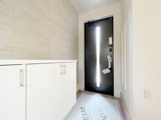 新築戸建・新築建売　郡山市富田町9期　富田小・富田中の玄関|玄関のドア窓からも自然光を取り入れ明るい玄関！