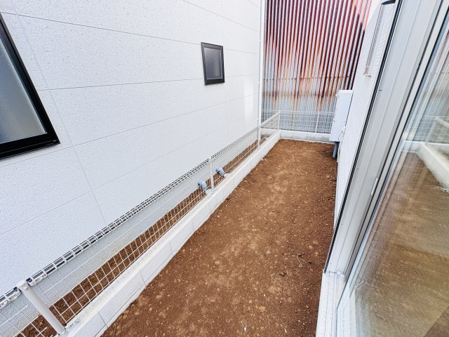 三郷市鷹野４丁目新築戸建【鷹野小学校：9分】の庭|南側隣地境界スペース