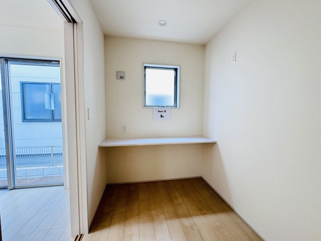 三郷市鷹野４丁目新築戸建【鷹野小学校：9分】の洋室|1F3帖洋室・カウンタースペース