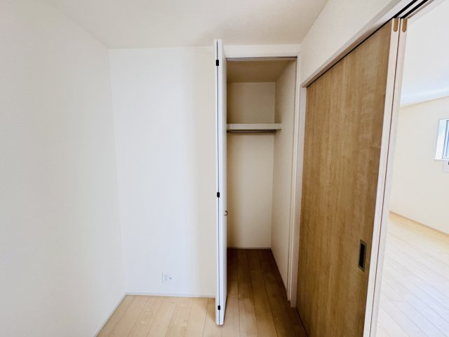 三郷市鷹野４丁目新築戸建【鷹野小学校：9分】の収納|1F3帖洋室収納