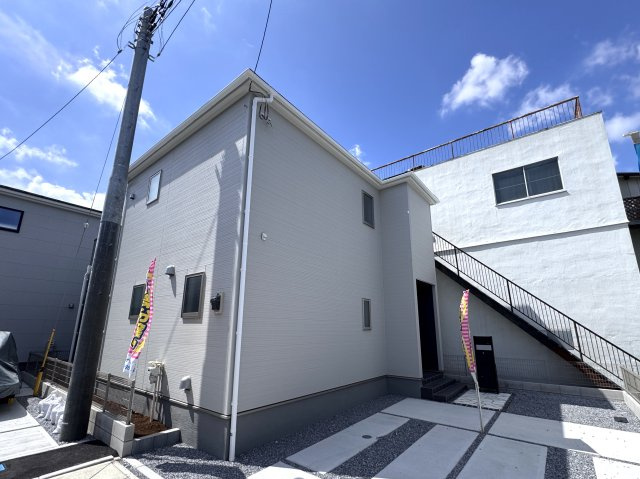 三郷市鷹野４丁目新築戸建【鷹野小学校：9分】の外観|5号棟外観・完成済み内覧可能です！