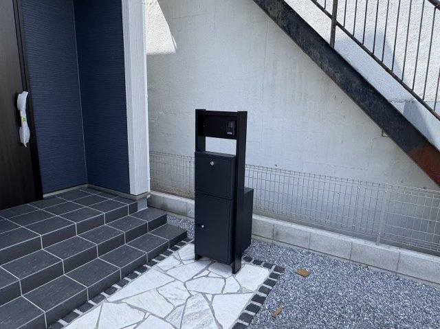 三郷市鷹野４丁目新築戸建【鷹野小学校：9分】の防犯設備|インターホン・宅配ボックス完備