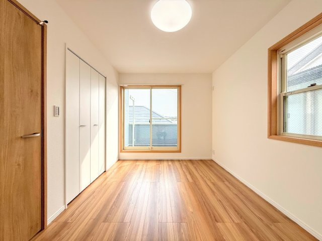 戸塚区戸塚町　中古戸建て　第4の洋室|◆柔らかい陽光が差し込む明るいお部屋を演出する設計。彩光の取れる窓が気持ちの良いお部屋を創り上げます。