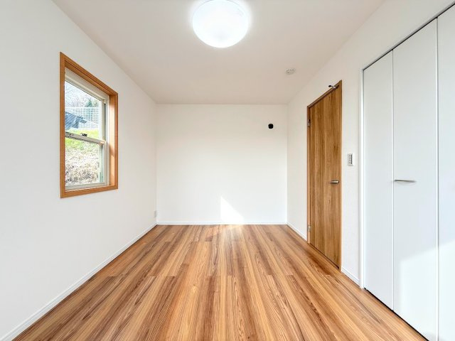 戸塚区戸塚町　中古戸建て　第4の洋室|◆室内はいつも明るい印象なので気持ちの良い朝を迎えられます。各部屋にはクローゼットを完備しており、収納が多いお家はすっきりして快適空間です。
