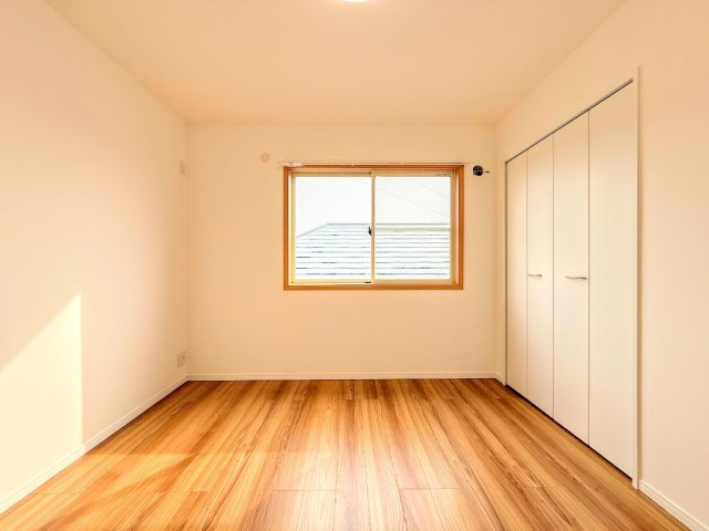 戸塚区戸塚町　中古戸建て　第4の洋室|◆子どものスタディ空間として、あるいは書斎やホビールームとして生活スタイルに合わせて使えるプライベートルーム。居心地のいい落ち着いたインテリアが似合います。