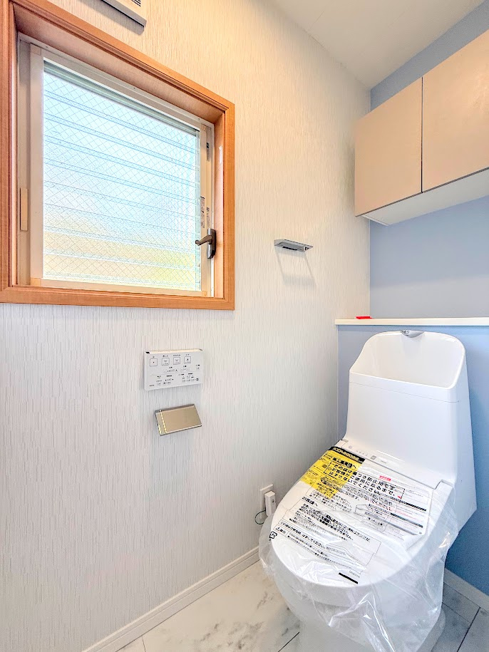 戸塚区戸塚町　中古戸建て　第4のトイレ|◆清潔感のある白を基調とした落ち着ける空間。小窓をもうけていますので、こもりやすい空気の入れ替えも簡単に行えますね！