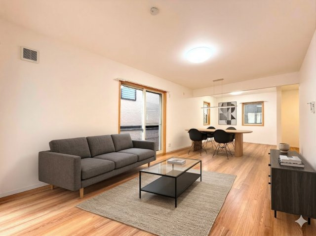 戸塚区戸塚町　中古戸建て　第4の居間・リビング|◆一家だんらんのスペースとなるＬＤＫ。窓から明るい光が差し込み、思わず家族の会話も弾む快適な空間。(家具はイメージです)