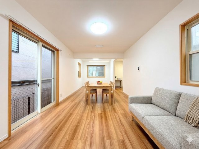 戸塚区戸塚町　中古戸建て　第4の居間・リビング|◆リビングは一日中太陽の光が射し込みます。家族が集まる空間は、自然と笑顔が溢れます！(家具はイメージです)