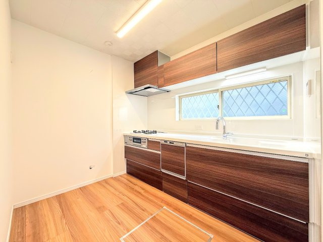 戸塚区戸塚町　中古戸建て　第4のキッチン|◆キッチンからダイニングやリビングが見渡せるキッチン。料理をしながら家族とコミュニケーションをとれるだけでなく、大きな開放感も得られることができます。