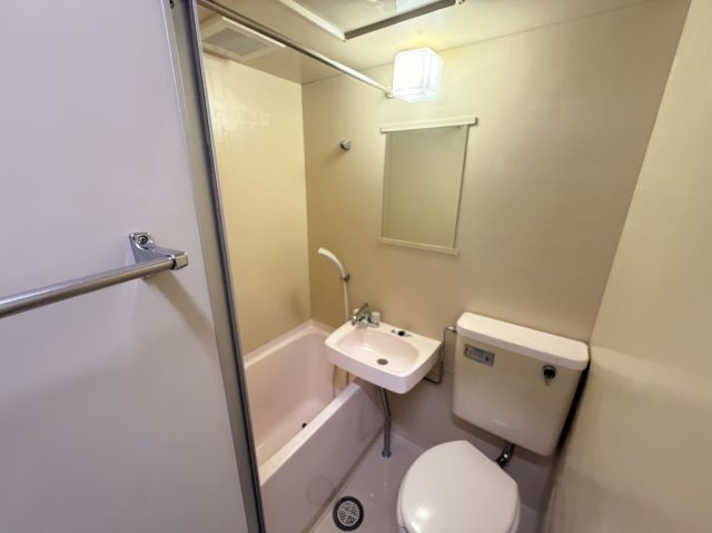 林泉第7ビルの洗面所|落ち着いた空間のお風呂です