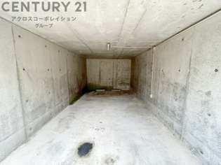 車庫付き　天井があり、雨風から愛車を守ってくれます。
