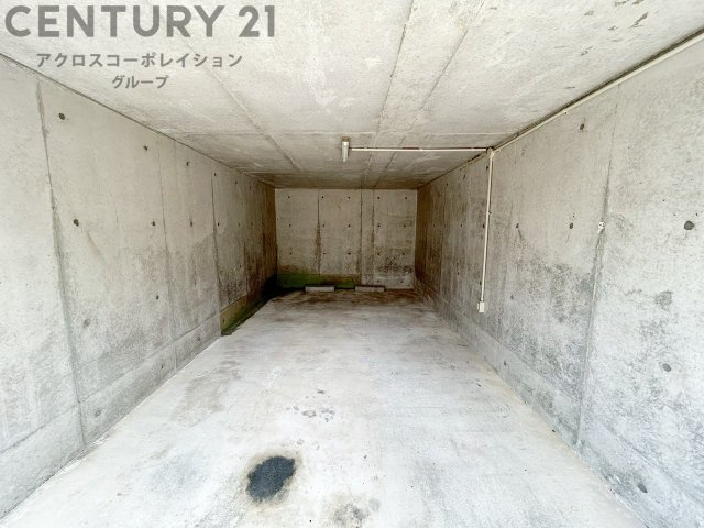 車庫付き　天井があり、雨風から愛車を守ってくれます。
