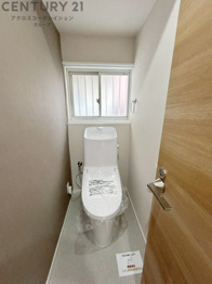 温水洗浄便座付トイレは温水洗浄機能により、暖かい水でおしりを洗浄することができ、冷たい水を使う従来の便座に比べ、温水洗浄機能で暖かいトイレを提供し、快適な使用を可能にします。
