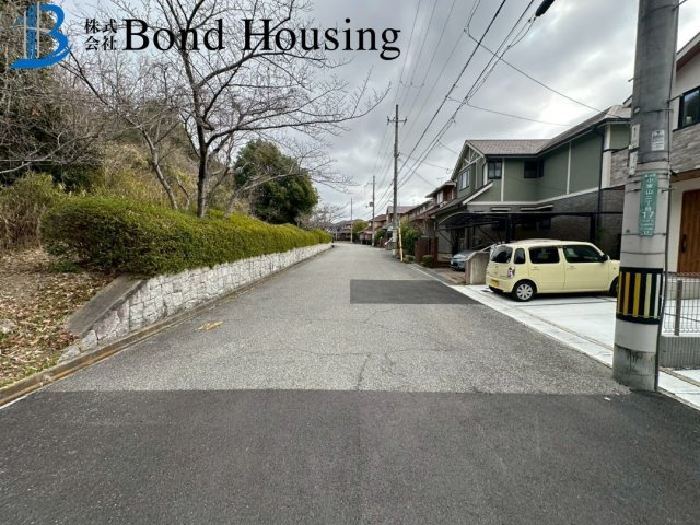 耐震等級3　食洗器付き　垂水区小束山２丁目　２号地　新築戸建の前面道路含む現地写真
