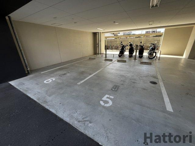 セレニテ三国プリエの駐車場