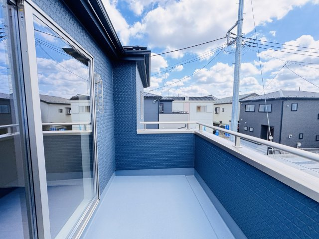 三郷市鷹野４丁目新築戸建【鷹野小学校：9分】のバルコニー|寝室前・南向きバルコニー・日当たり良好♪