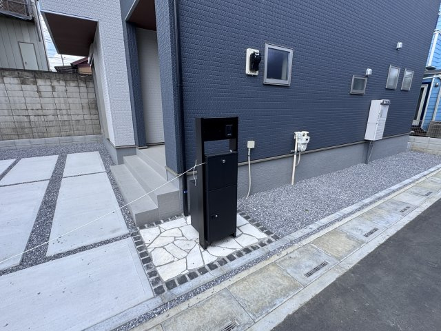 三郷市鷹野４丁目新築戸建【鷹野小学校：9分】の防犯設備|インターホン・宅配ボックス完備