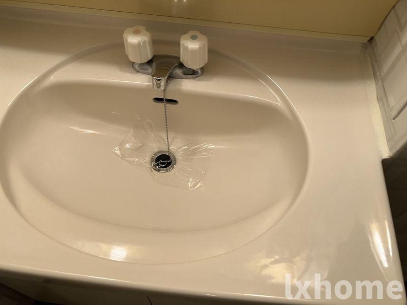 パセオ摂津Ⅰの洗面所|明るい洗面所です