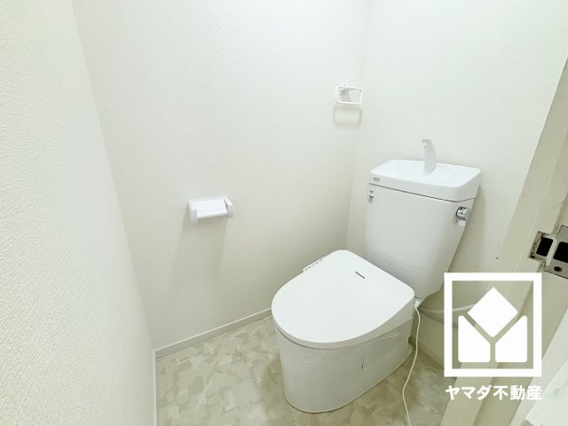 コボリクラスタ西宮北口のトイレ|南西向きバルコニーで陽当たり、風通し良好。広々としているため、お洗濯物をたっぷりと干す事ができます。屋根付きなので急な雨の日も安心ですね。