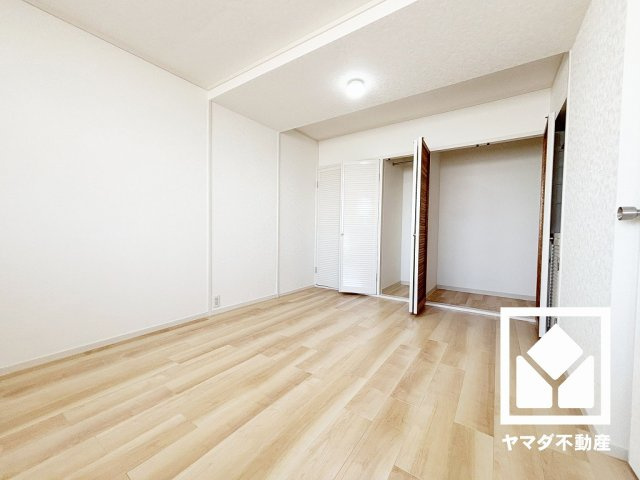 コボリクラスタ西宮北口の洋室|キッチンは空間を有効活用できる壁付けタイプ。