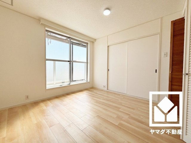 コボリクラスタ西宮北口の洋室|収納付きでスッキリお使い頂ける3面鏡の洗面台です。洗面ボウルが広めなので、忙しい朝でも身支度がしやすく時短になります。