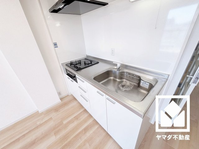 コボリクラスタ西宮北口のキッチン|シンプルで美しいデザインのリビングが、毎日の生活に彩りを添える。