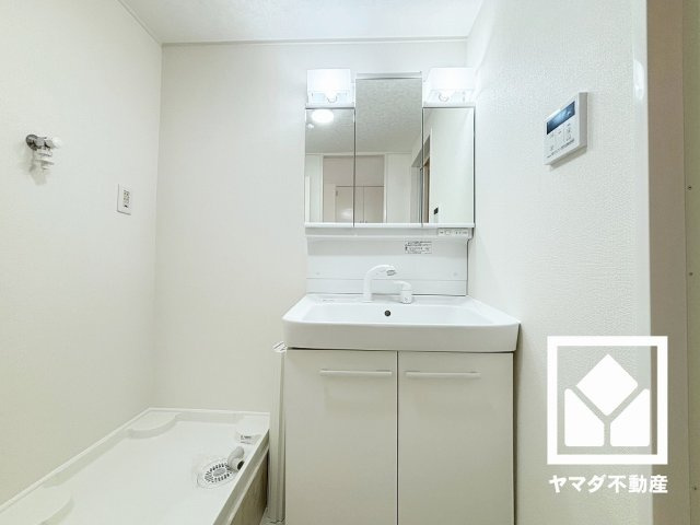 コボリクラスタ西宮北口の独立洗面台|約10.6帖の洋室です。全居室フローリングでお掃除ラクラクです。