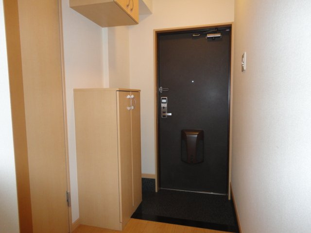 パストラル・ヴィラージュの玄関|玄関(人感センサーライト)