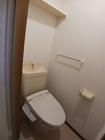 ヴァレ谷上のトイレ|落ち着いた色調のトイレです