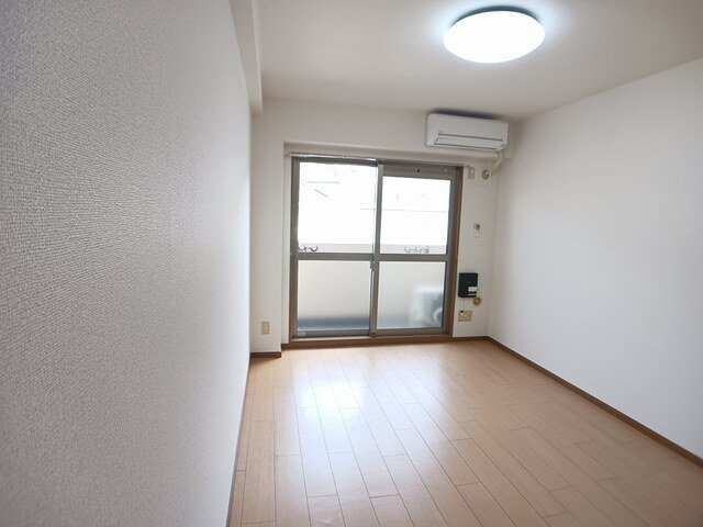 ヴァレ谷上の内装|明るい色調の室内です