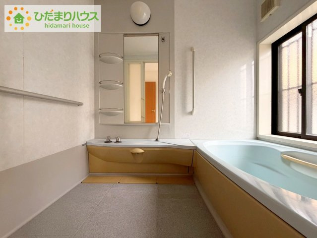 Grace Living 日立｜東金沢町5丁目　中古戸建の浴室|"何歳まで一緒に入ってくれるだろうか・・・。
広いお風呂は、お子様と一緒に入るバスタイムがより楽しくなります。"