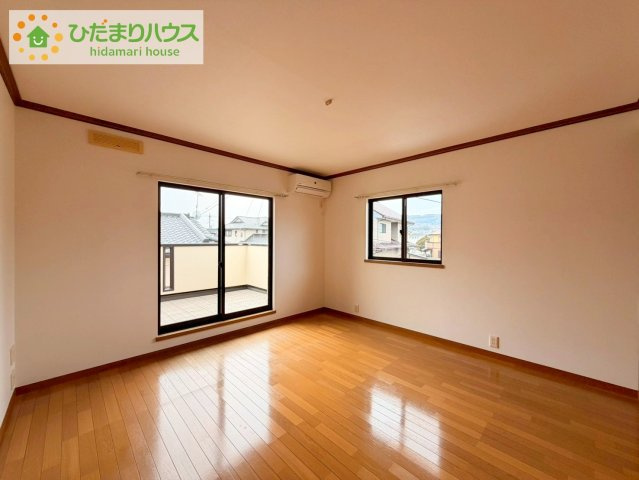 日立市東金沢町5丁目　中古戸建の寝室|バルコニーに面していて、たっぷり光りの入る明るい主寝室です！