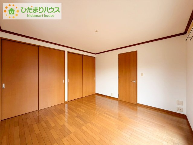 日立市東金沢町5丁目　中古戸建の寝室|広めの主寝室は、ベッドの他にもパソコンデスクやドレッサーなども置けちゃいます(*^-^*)