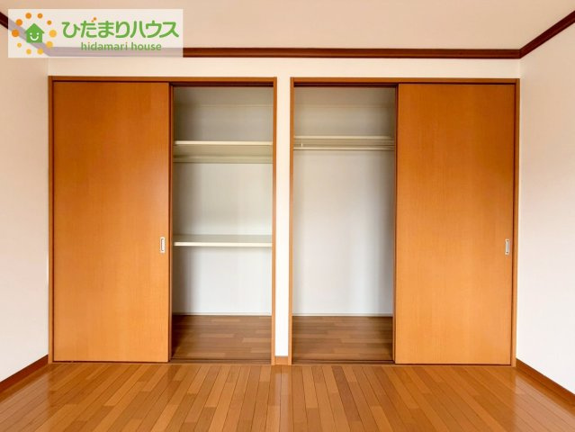 日立市東金沢町5丁目　中古戸建の収納|"大容量のクローゼット！ハンガーパイプ付き。
洋服をかけて収納すれば、「何を持っているか」忘れることもありません！"
