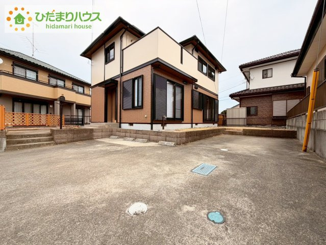 日立市東金沢町5丁目　中古戸建の駐車場|カースペース３台ＯＫ！来客用にもスペースを確保できて安心ですね(^^)/