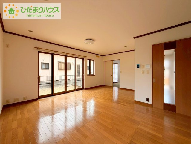 日立市東金沢町5丁目　中古戸建の居間・リビング|光と風があふれる開放的なリビングダイニングには自然と家族みんなが集まってきます。明るく穏やかな空気のなかで飲んだり、食べたり、笑ったり、そんな時間をお過ごし下さい。													